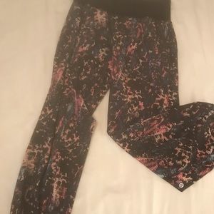 Lulu lemon pants size 6, very gently used.